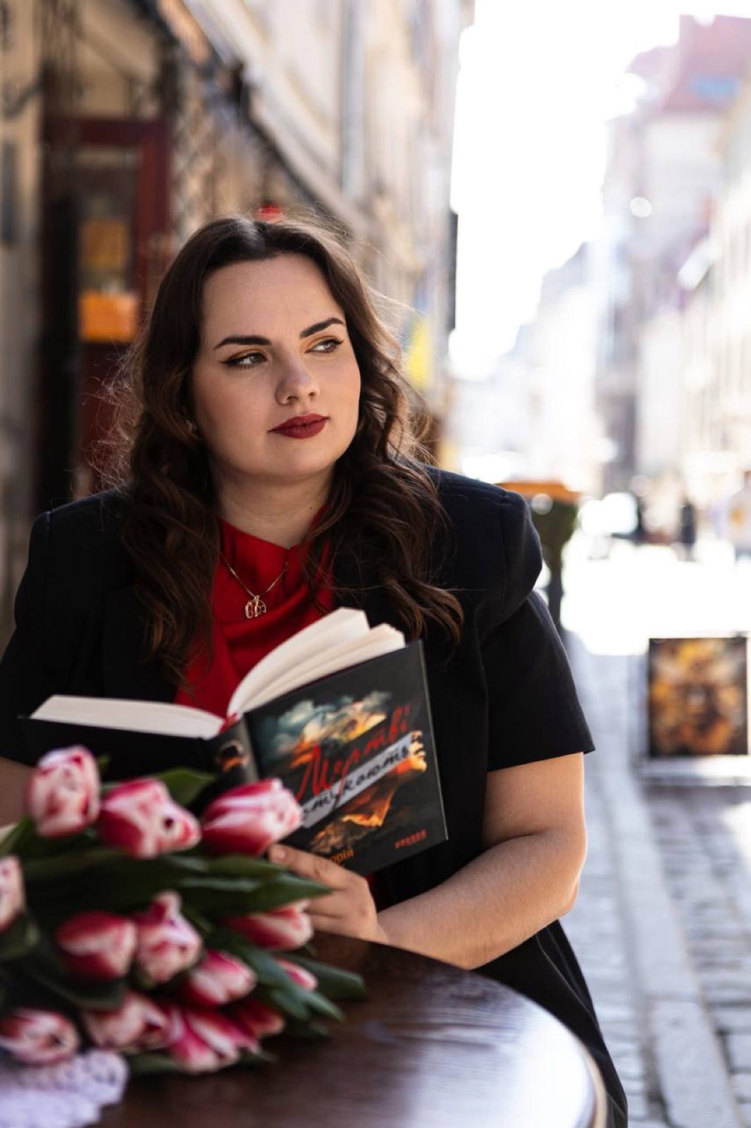 Дівчина з книжкою і тюльпанами